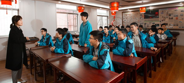 永寿 分类教学，因材施教，采取“一类一方案、一人一目标”的教学方法